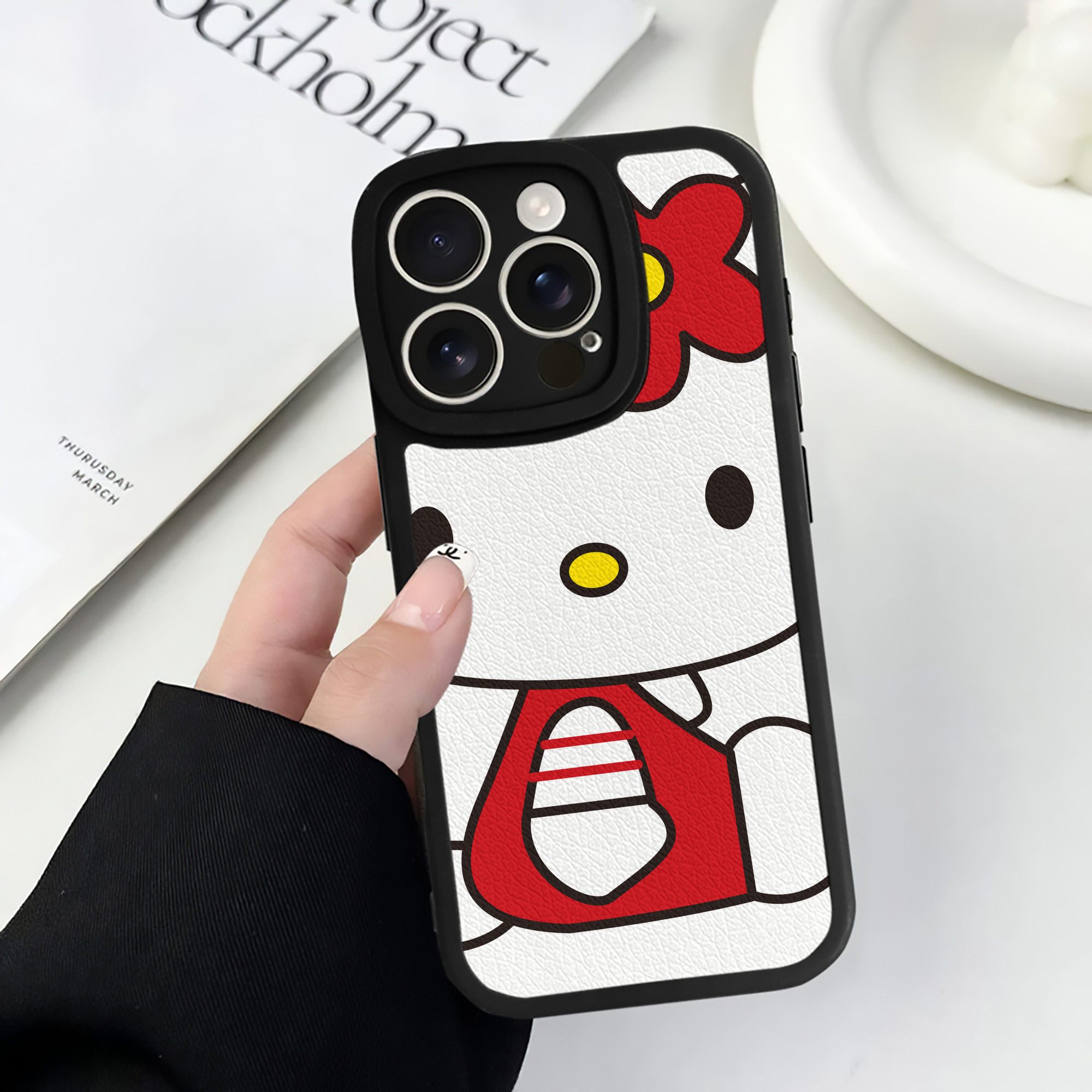 （画像用） Hello Kitty ハローキティ 【iPhone 16シリーズ対応】シリコンスマホケース（レザー調） 材質：シリコン